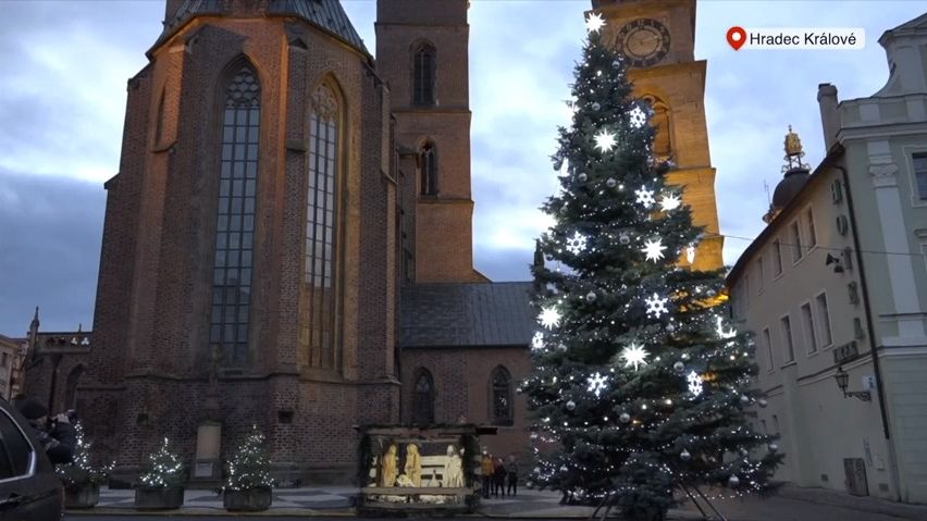 Podívejte se, jak se během pandemie rozsvítily vánoční stromy v Česku